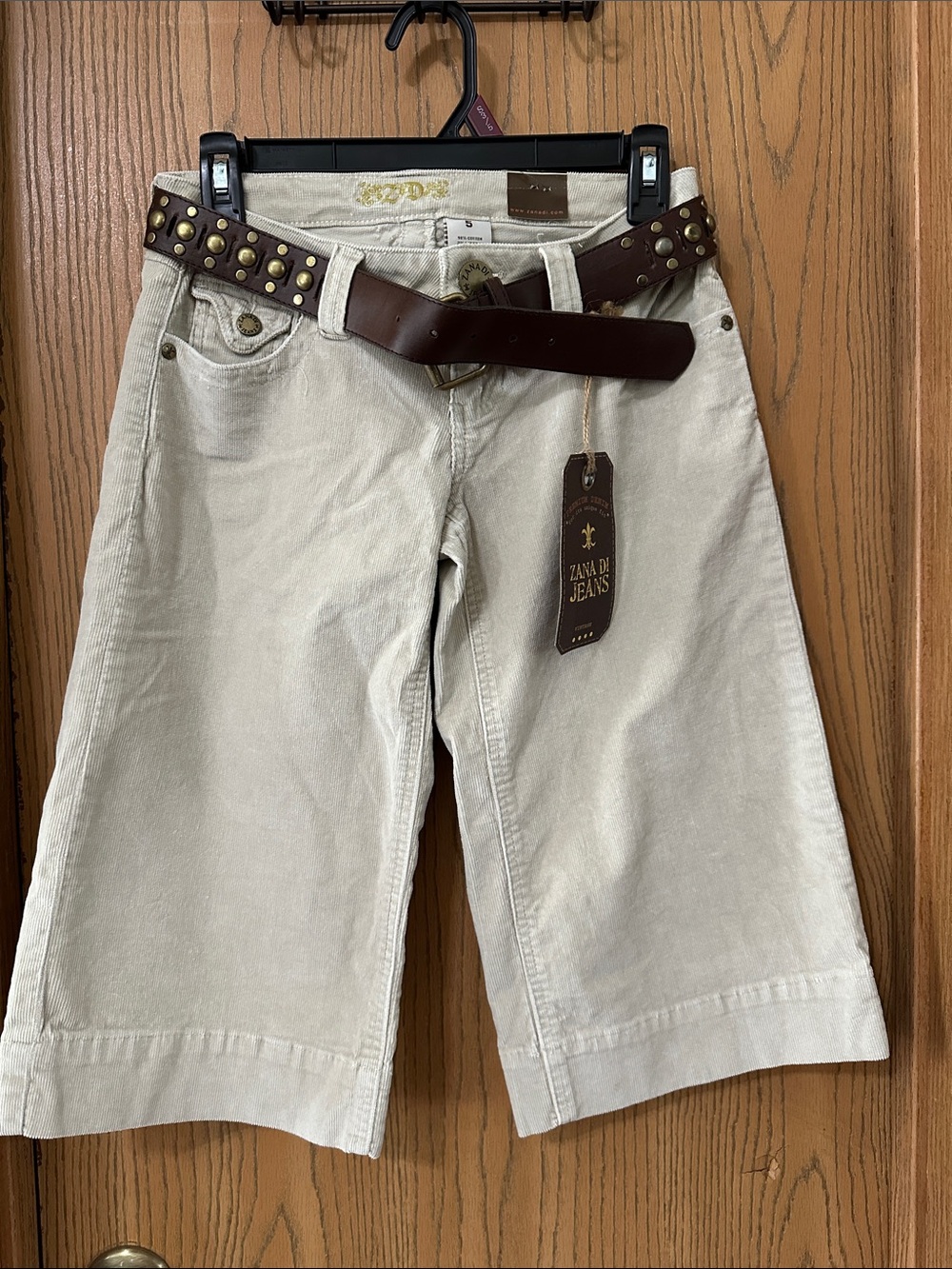 Zana Di Women’s Cream Flat-Front Casual Shorts with Brown Studded Belt